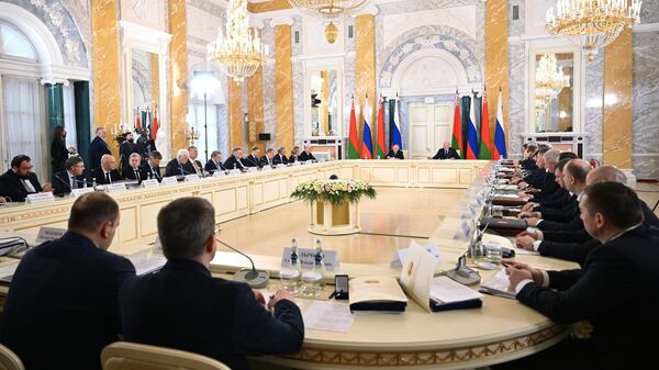 Владимир Путин и Александр Лукашенко на заседании Высшего Государственного Совета Союзного государства России и Белоруссии в Санкт-Петербурге