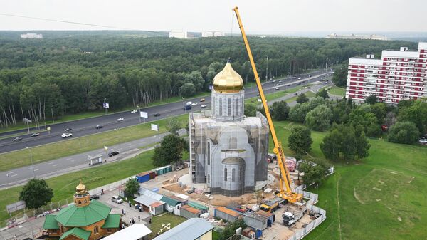 Поднятие купола на в честь святого равноапостольного Великого князя Владимира в Крылатском