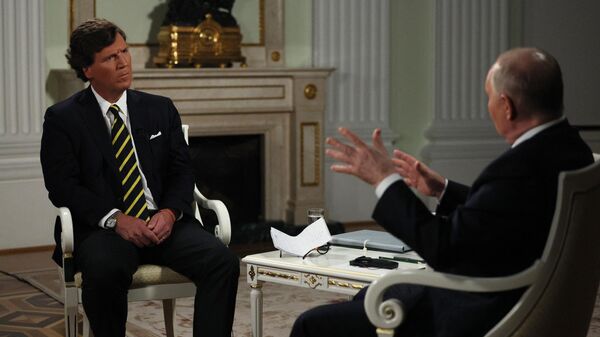 Такер Карлсон во время интервью президента России Владимира Путина