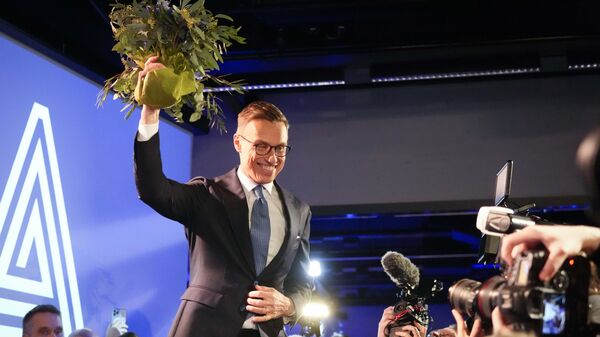 Кандидат от Национальной коалиционной партии Александр Стубб празднует победу во втором туре президентских выборов в Финляндии. 11 февраля 2024