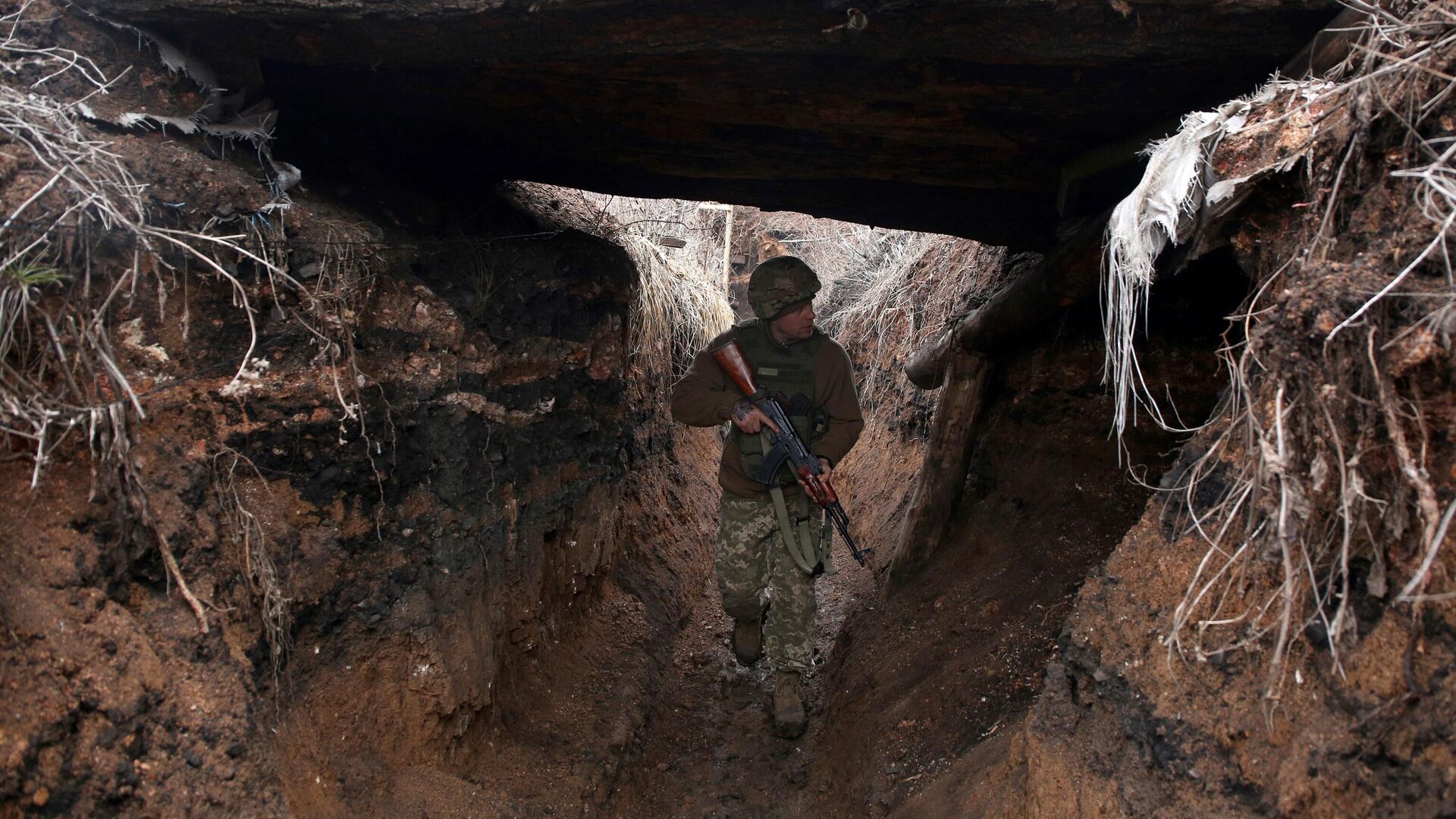 Украинский военнослужащий недалеко от Авдеевки - РИА Новости, 1920, 17.02.2024