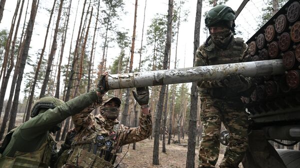 Военнослужащие ВС РФ загружают РСЗО БМ-21 Град