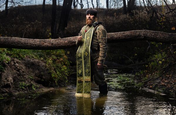 Иеромонах Макарий (Смочук). Огромный вклад в укрепление морального духа и стойкости бойцов диверсионно-разведывательного батальона Енисей вносит батальонный священник отец Макарий, который по собственному почину принял решение нести религиозную службу в зоне СВО. Представлен к медали За отвагу