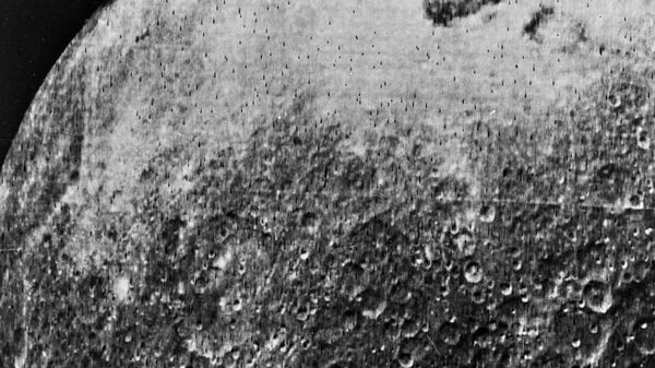 Обратная сторона Луны. Большое пятно справа – Восточное море