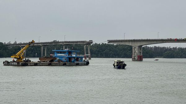 Место обрушения части полотна автомобильного моста после столкновения автобуса и контейнеровоза в китайском городе Гуанчжоу. 22 февраля 2024
