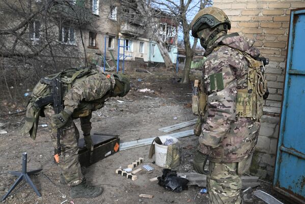 Саперы 40-го инженерно-саперного полка ЦВО проводят боевую работу по разминированию Авдеевки