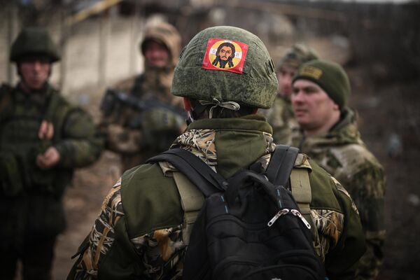 Военный священник отец иерей Роман Чебоненко во время осмотра улиц Авдеевки саперами