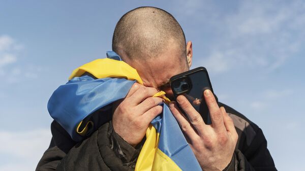 Украинский военнопленный после обмена пленными на украинско-российской границе