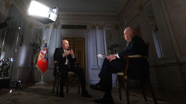 Президент России Владимир Путин во время интервью генеральному директору медиагруппы Россия сегодня Дмитрию Киселеву в Москве