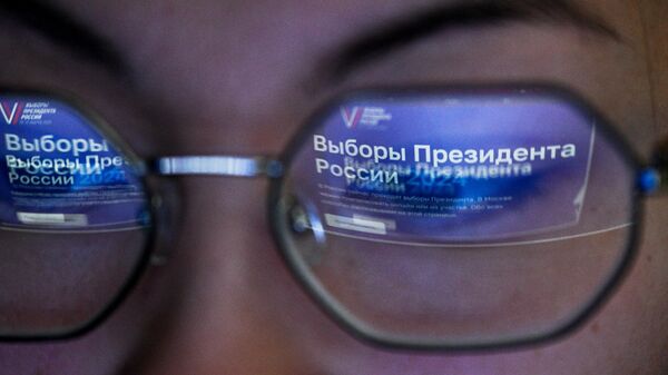 Девушка использует дистанционное электронное голосование на выборах президента РФ в Москве