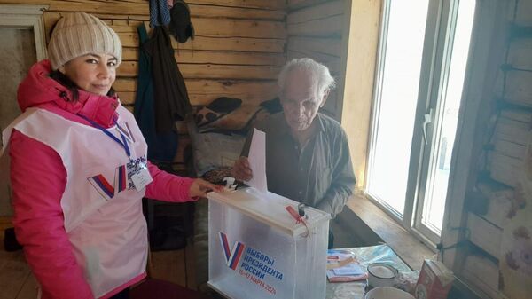 Члены избирательной комиссии села Усмангали в Башкирии отвезли ящик для голосования 90-летнему отшельнику Киньягулу Салимгарееву