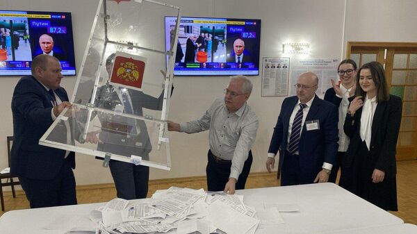 Избирательная комиссия на участке №8148 в Посольстве России в Канаде приступает к подсчету голосов