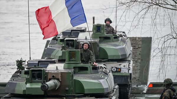 Французские военнослужащие на танках Леклерк 