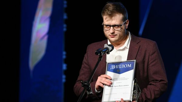 Cценарист VR-проектов Международной медиагруппы Россия сегодня Артем Буфтяк, победивший в номинации Научная журналистика, на торжественной церемонии вручения премии Золотое перо