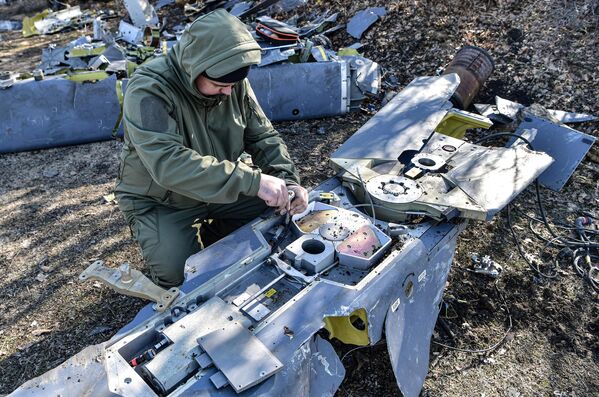 Российский специалист разбирает упавшую англо-французскую ракету Storm Shadow