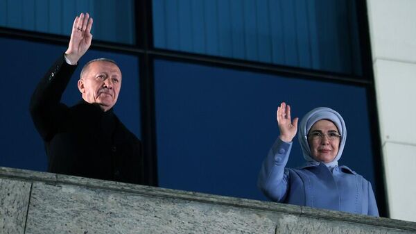 Президент Турции Реджеп Тайип Эрдоган с супругой Эмине во время выступления в Анкаре. 1 апреля 2024