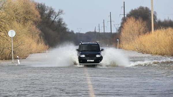 Автомобиль на подтопленной дороге в Луховицком районе Московской области