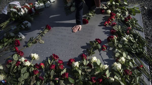 Возложение цветов к памятной доске по случаю 77-й годовщины освобождения нацистского концентрационного лагеря Бухенвальд близ Веймара, Германия, 10 апреля 2022 года