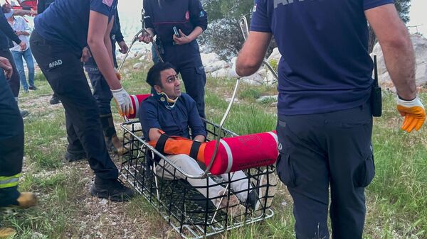 Спасатели эвакуируют застрявших в кабинках после аварии на фуникулере в Анталье, Турция