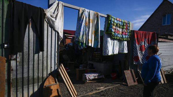 Жители Старого города в Орске сушат вещи на заборе после пика паводка