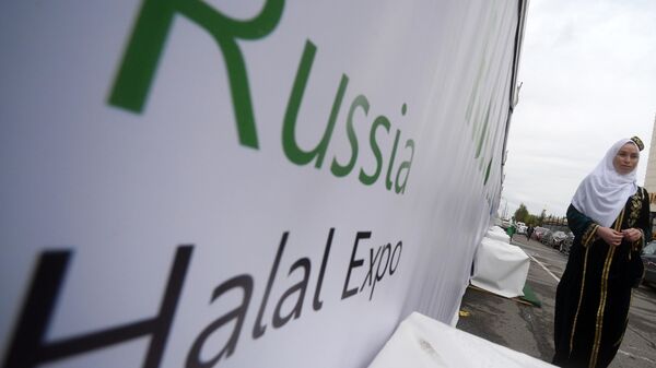 Девушка в национальном костюме на открытии выставочной экспозиции Russia Halal Expo