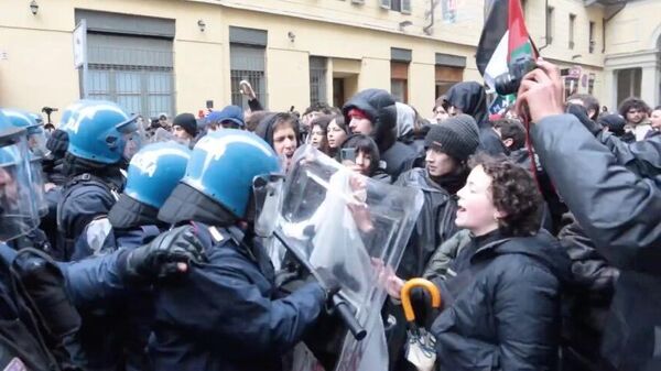 Столкновение между полицией и протестующими студентами в Турине