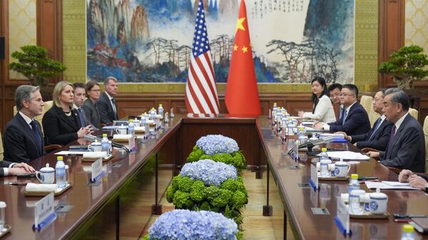 Госсекретарь США Энтони Блинкен беседует и министр иностранных дел Китая Ван И во время встречи в Пекине. 26 апреля 2024