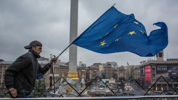 Человек с флагом Евросоюза на площади Независимости в Киеве