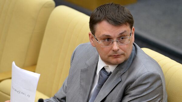 Член комитета ГД по бюджету и налогам Евгений Федоров во время пленарного заседания Госдумы РФ