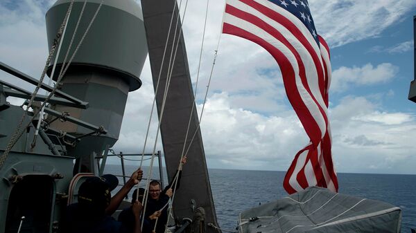 Военные моряки поднимают флаг на корабле ВМФ США