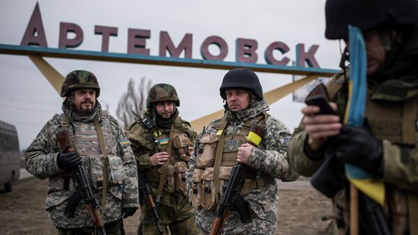 Украинские военнослужащие на окраине Артемовска, Донецкая область