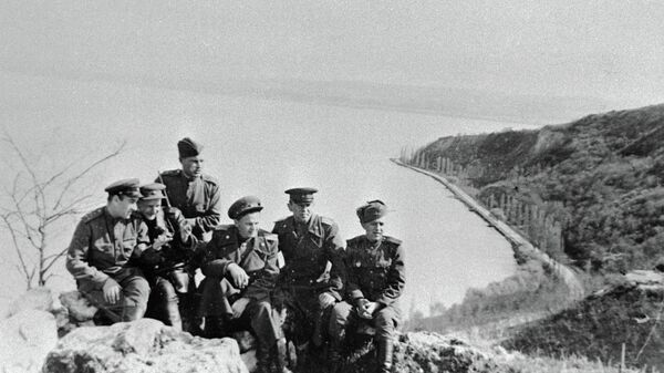 Солдаты и офицеры 3-го Украинского фронта на берегу озера Балатон в Венгрии. Март 1945