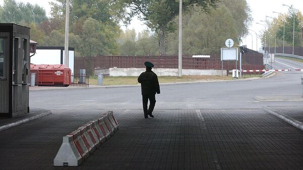 Пограничник на границе между Белоруссией и Польшей