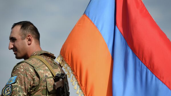 Военнослужащий подразделения Вооруженных сил Армении, входящего в состав Коллективных миротворческих сил Организации Договора о коллективной безопасности (ОДКБ)