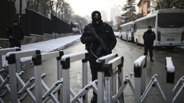 Сотрудники правоохранительных органов Турции на улице, где расположено посольство России в Анкаре