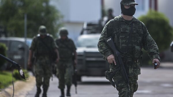 Солдаты покидают частное закрытое сообщество после нападения на военный конвой в Кульякане, Мексика