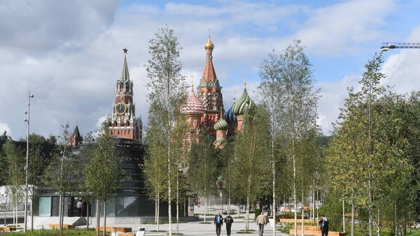 Вид на Спасскую башню Московского кремля и собор Василия Блаженного со стороны парка Зарядье в Москве. 9 сентября 2017