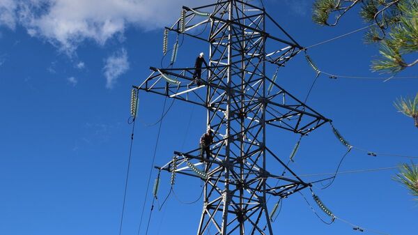 Замена поврежденной высоковольтной опоры в Крыму