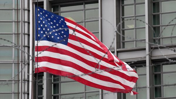 Флаг на здании посольства США в Большом Девятинском переулке в Москве. Архивное фото