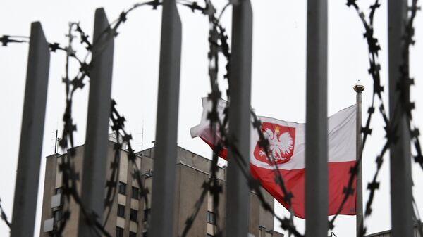 Флаг Польши на территории посольства Польши в Москве