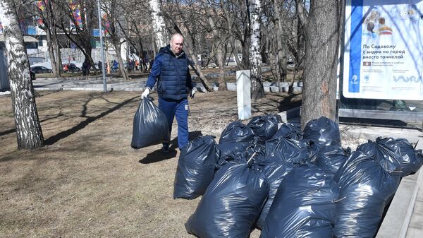 Жители Москвы принимают участие в городском субботнике