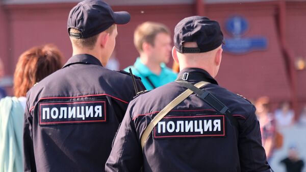 Сотрудники полиции на улице Москвы