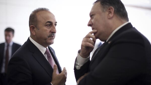 Министр иностранных дел Турции Мевлют Чавушоглу беседует с государственным секретарем США Майком Помпео в аэропорту Эсенбога в Анкаре, Турция. 17 октября 2018