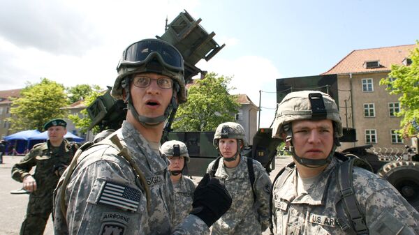 Американские военные в Польше на фоне ЗРК Patriot. Архивное фото
