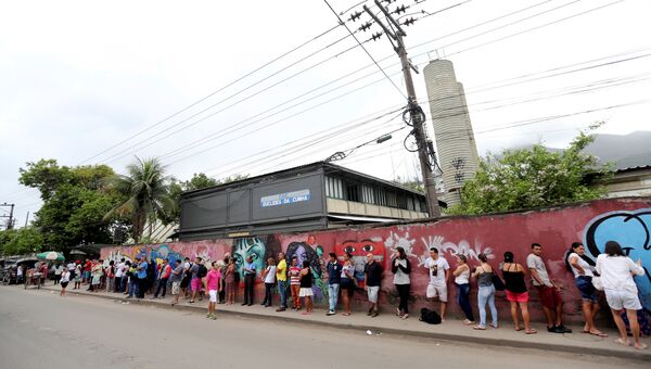 Очередь у избирательного участка для голосования во втором туре президентских выборов в Рио-де-Жанейро, Бразилия. 28 октября 2018