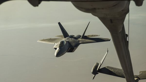 Американский истребитель F-22 Raptor над территорией Сирии