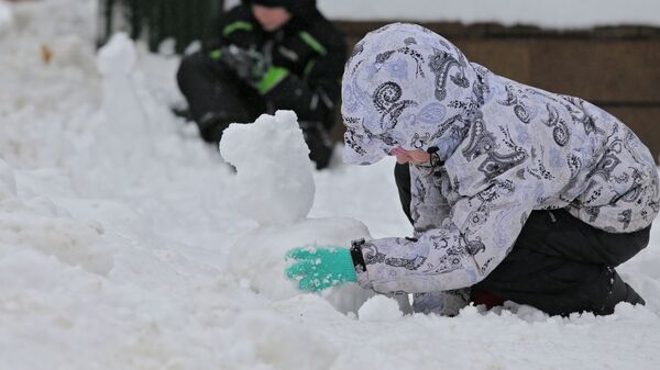 Московские школьники лепят фигурки из снега