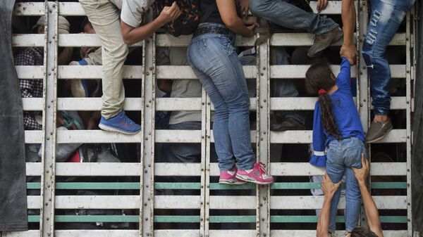 Мигранты забираются в грузовик