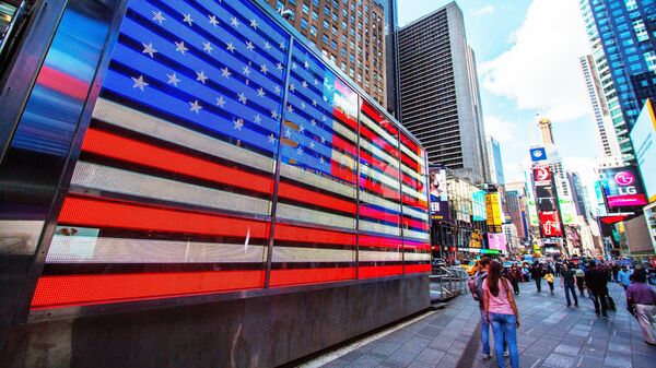 Прохожие на площади Таймс-сквер в Нью-Йорке, США