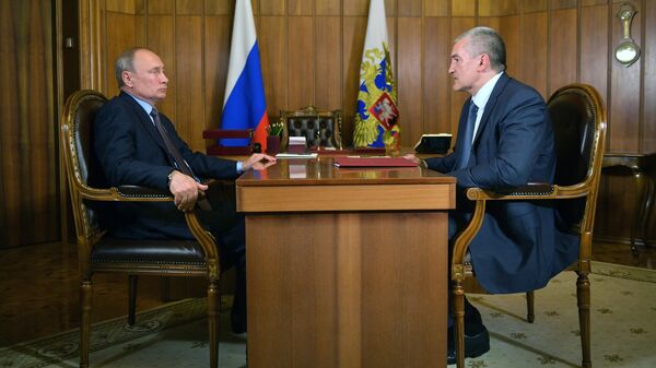 Президент РФ Владимир Путин и глава Республики Крым Сергей Аксёнов во время встречи